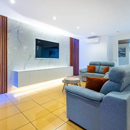 Apartment Penthouse 160sqm Wide Terraces Pool View & Private Hot Tub & Parking *