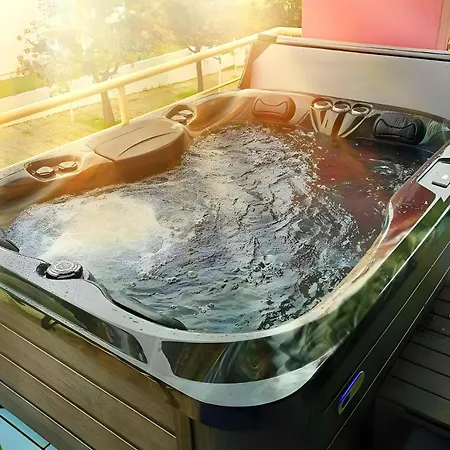 Penthouse 160sqm Wide Terraces Pool View & Private Hot Tub & Parking Apartamento